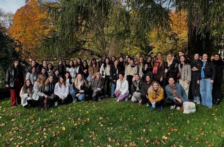 A big group of Oslo Girl Social members together on the grass in an autumn park